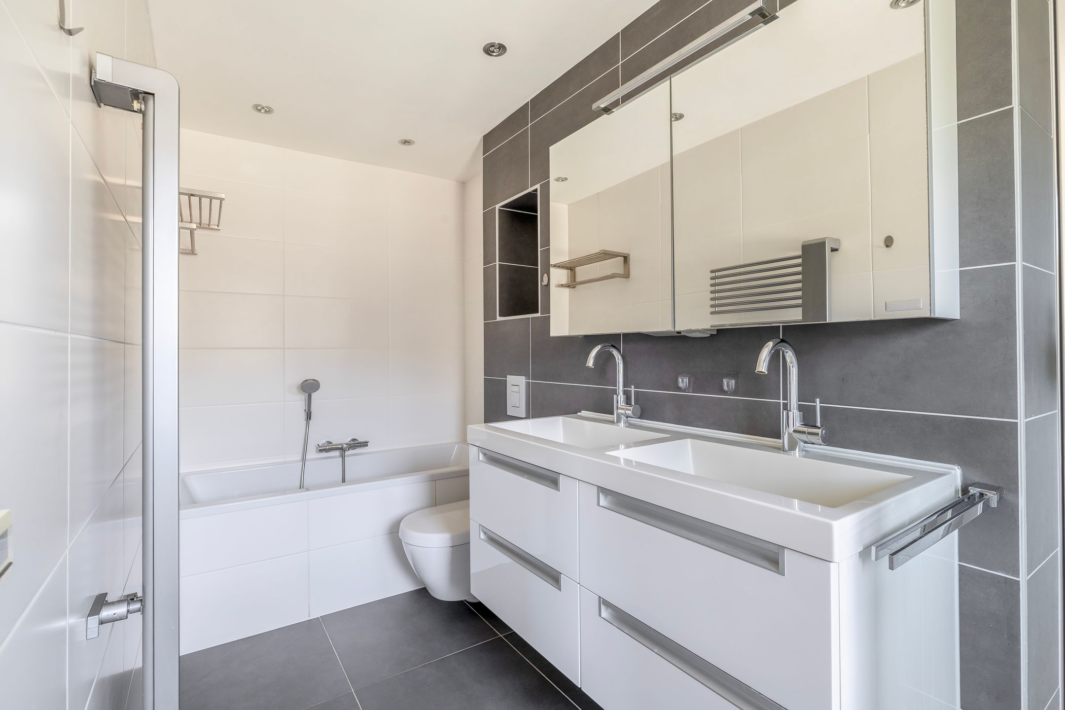 Energy-efficient family home with 5 bedrooms, solar panels and private parking — 20