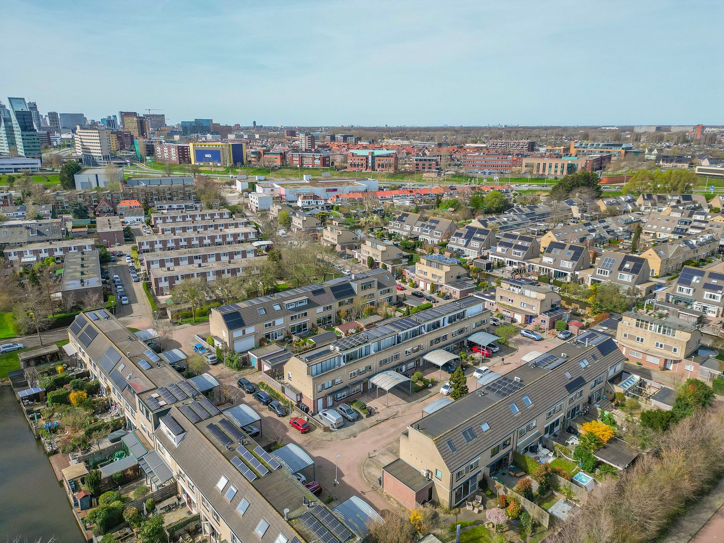 Energy-efficient family home with 5 bedrooms, solar panels and private parking — 48