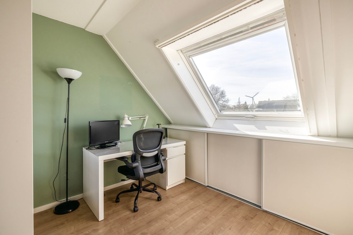 Energy-efficient family home with 5 bedrooms, solar panels and private parking — 24