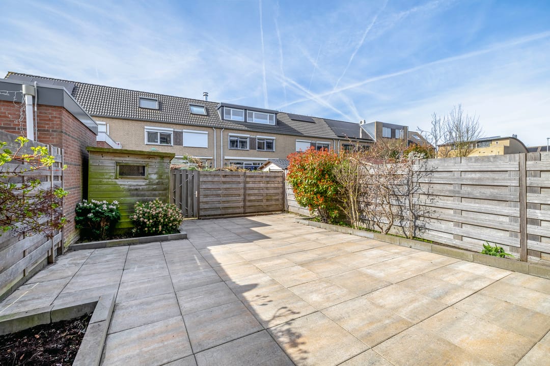 Energy-efficient family home with 5 bedrooms, solar panels and private parking — 35
