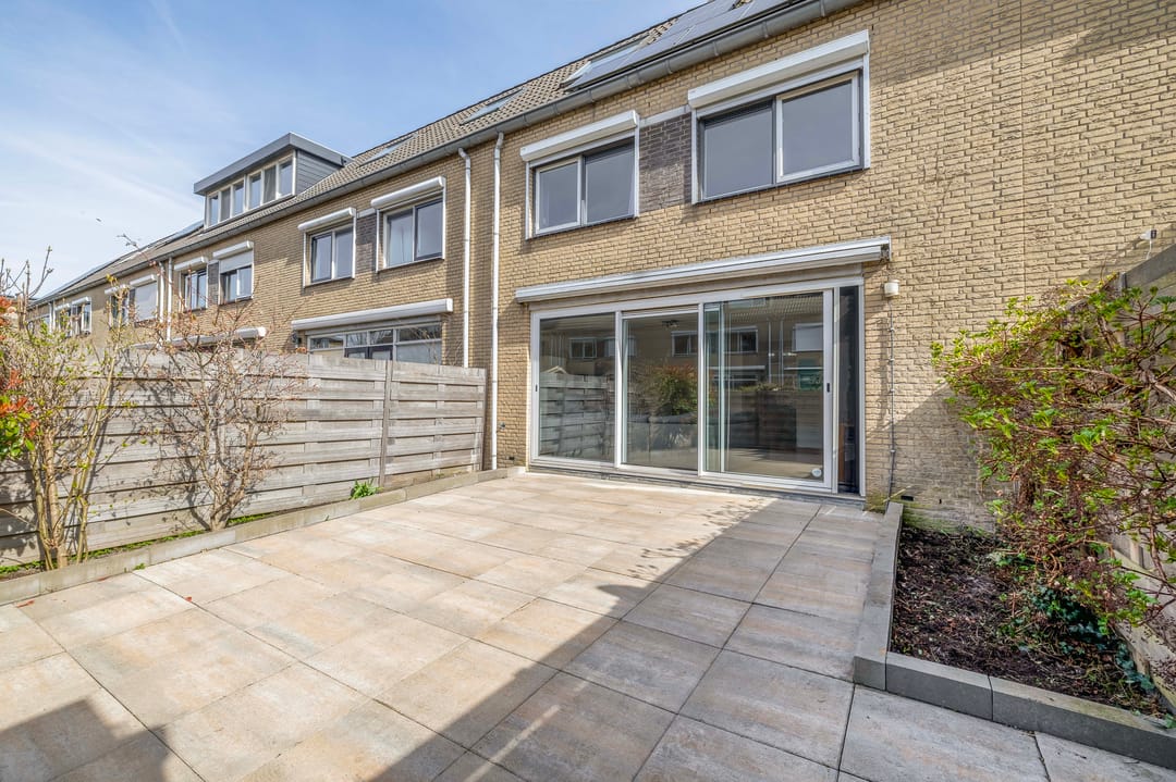 Energy-efficient family home with 5 bedrooms, solar panels and private parking — 39