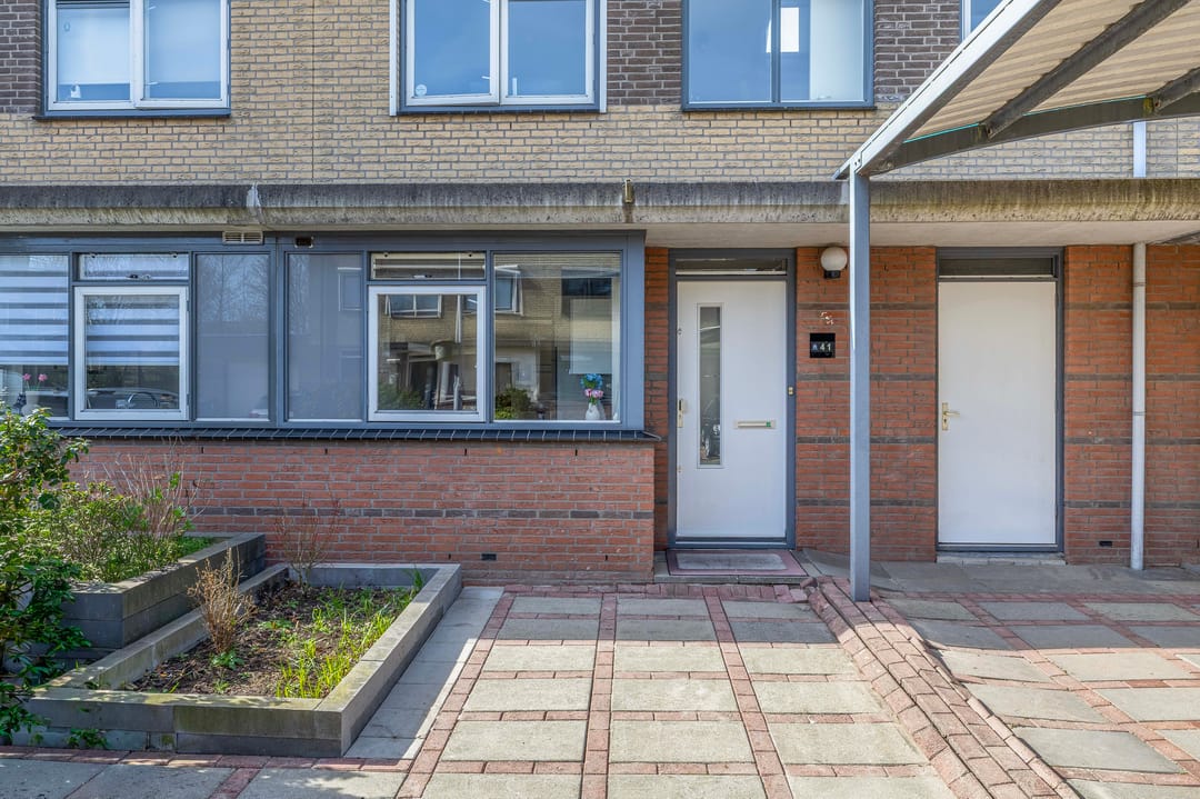Energy-efficient family home with 5 bedrooms, solar panels and private parking — 41