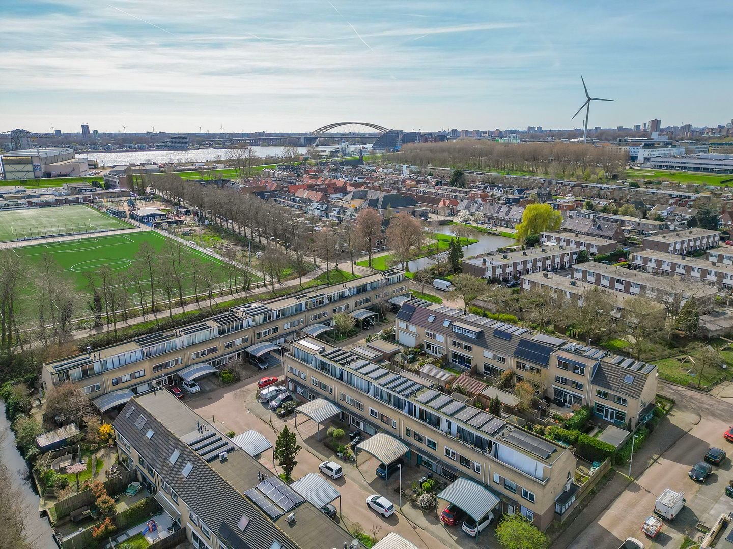 Energy-efficient family home with 5 bedrooms, solar panels and private parking — 47