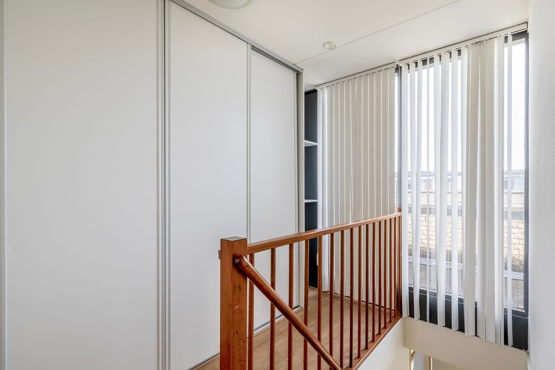 Energy-efficient family home with 5 bedrooms, solar panels and private parking — 30