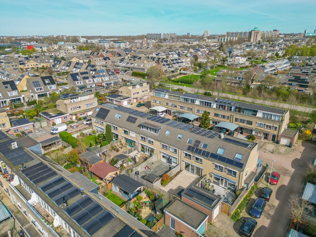 Energy-efficient family home with 5 bedrooms, solar panels and private parking — 51