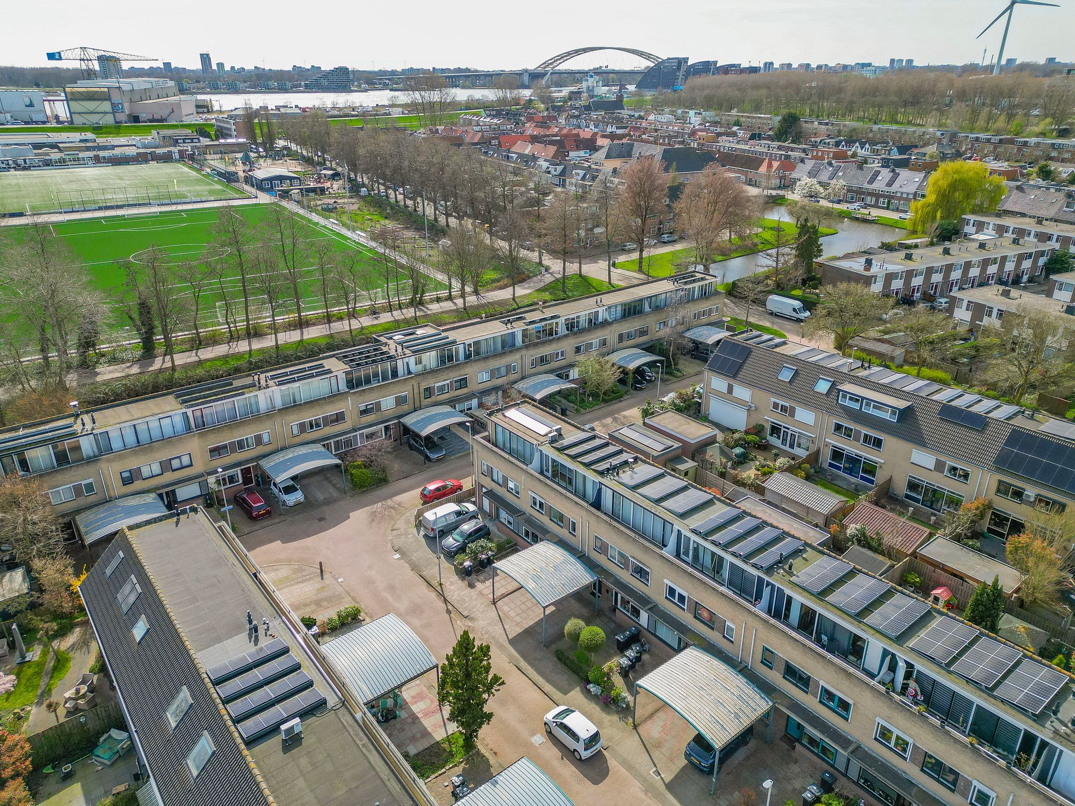 Energy-efficient family home with 5 bedrooms, solar panels and private parking — 52