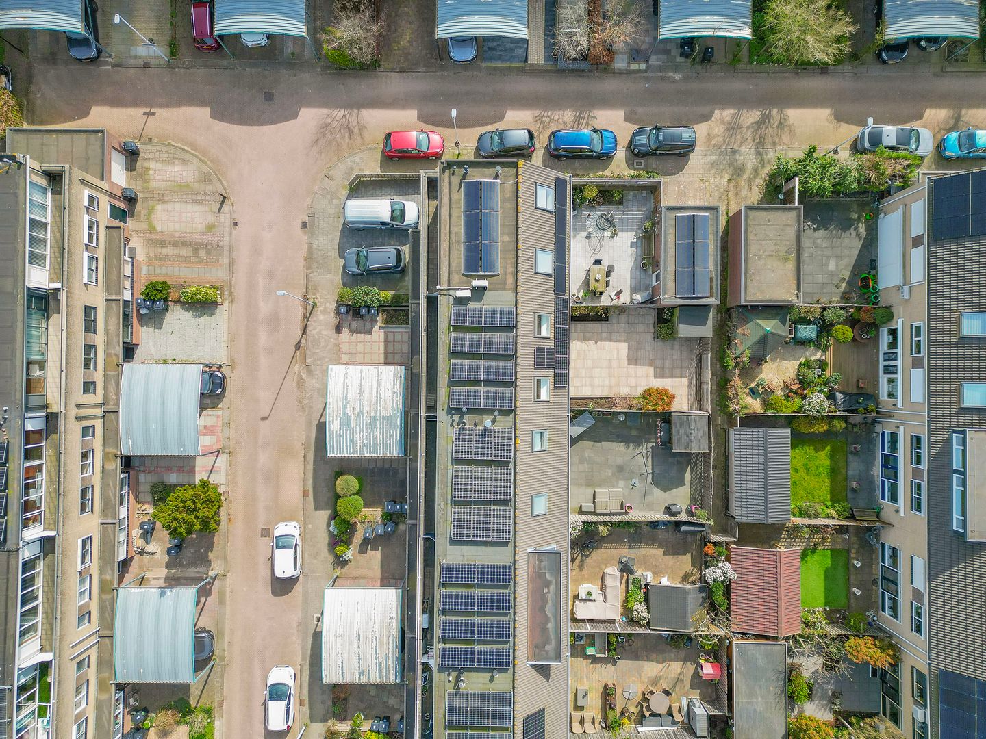 Energy-efficient family home with 5 bedrooms, solar panels and private parking — 53