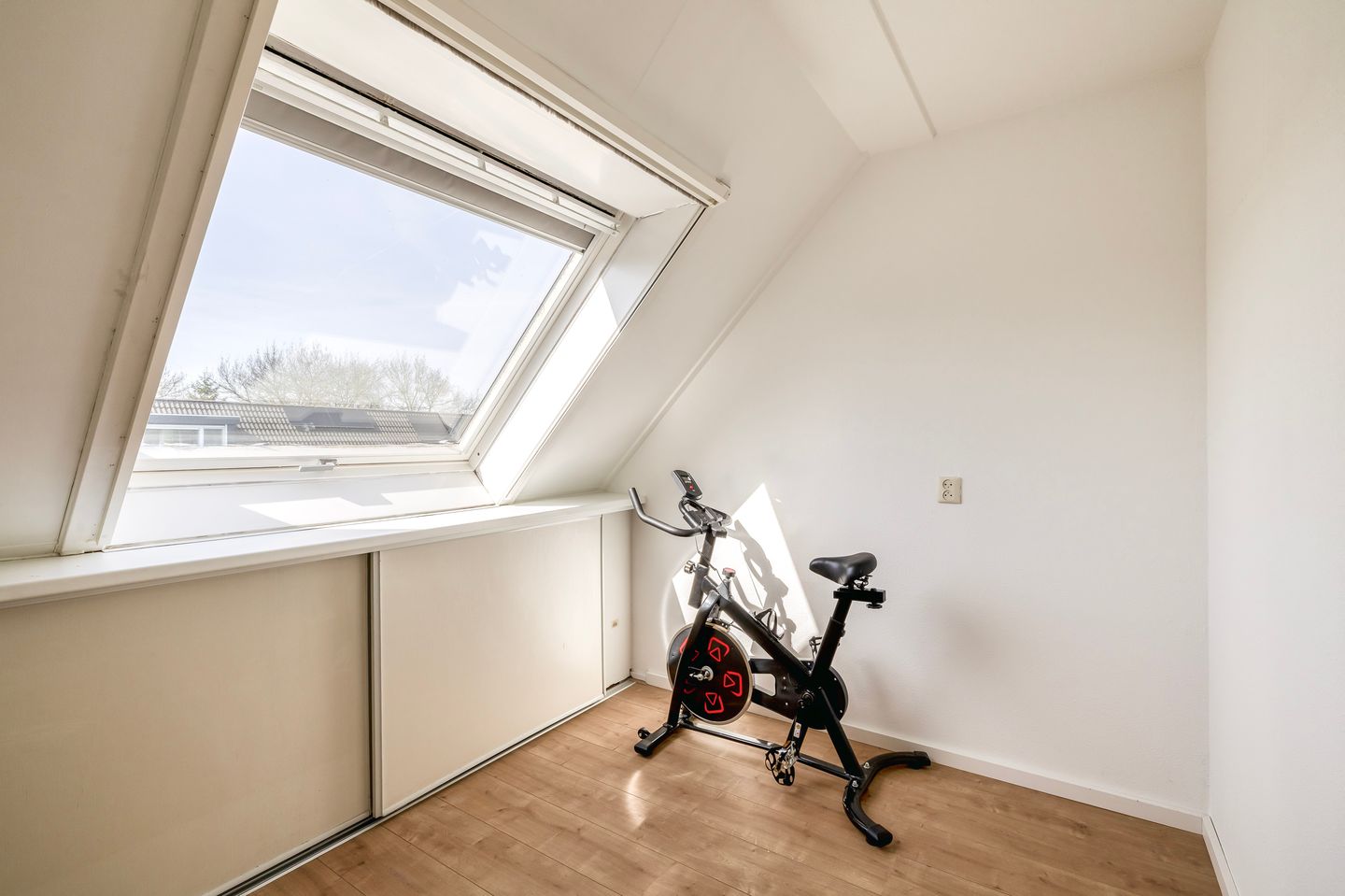Energy-efficient family home with 5 bedrooms, solar panels and private parking — 28