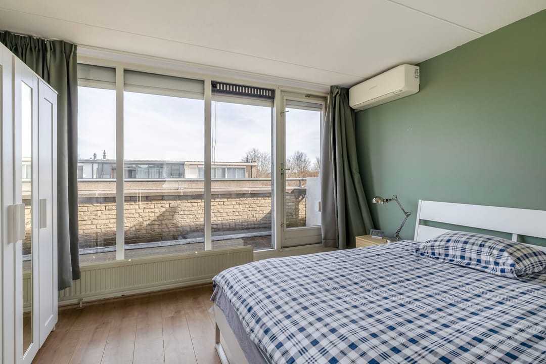 Energy-efficient family home with 5 bedrooms, solar panels and private parking — 25