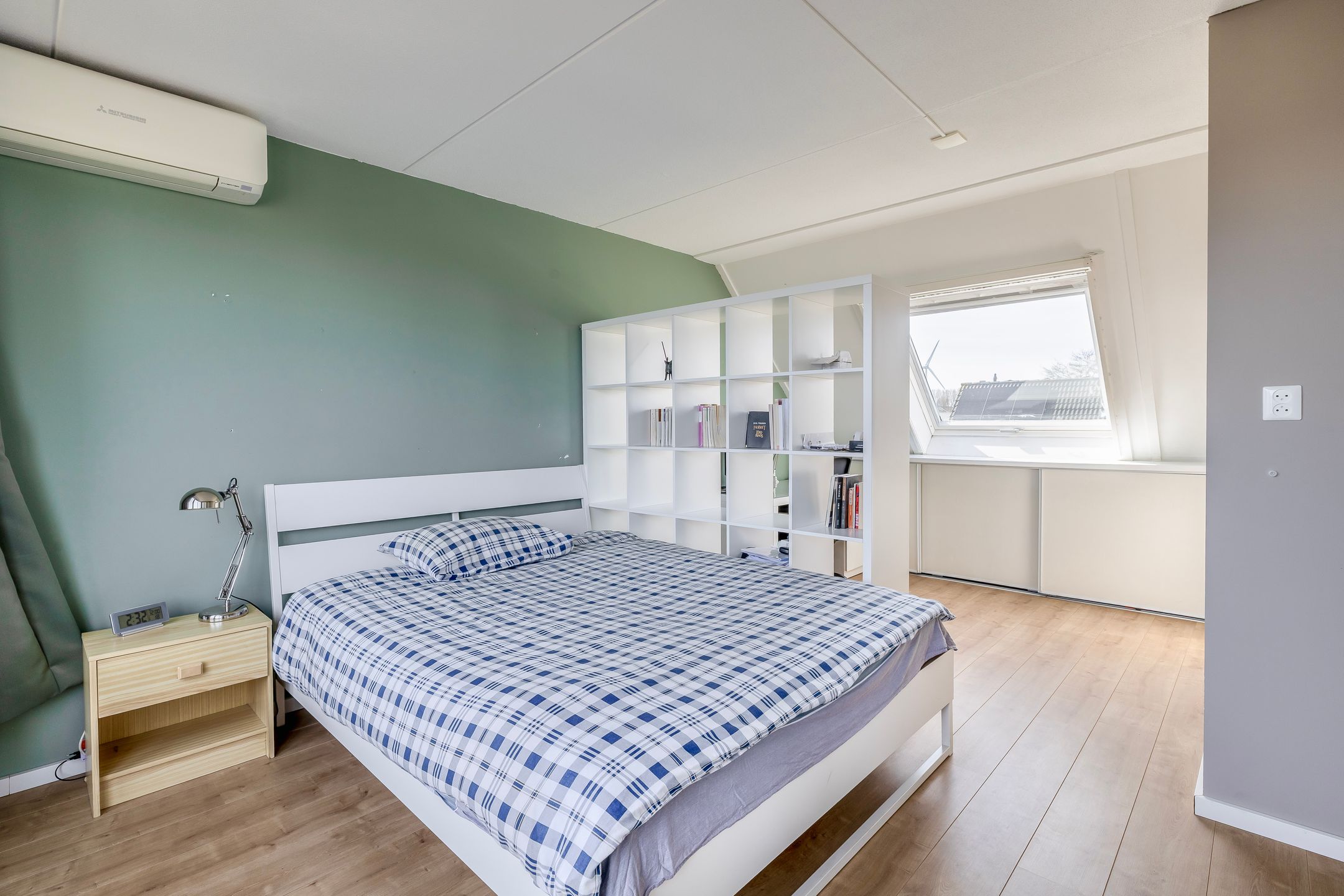 Energy-efficient family home with 5 bedrooms, solar panels and private parking — 23