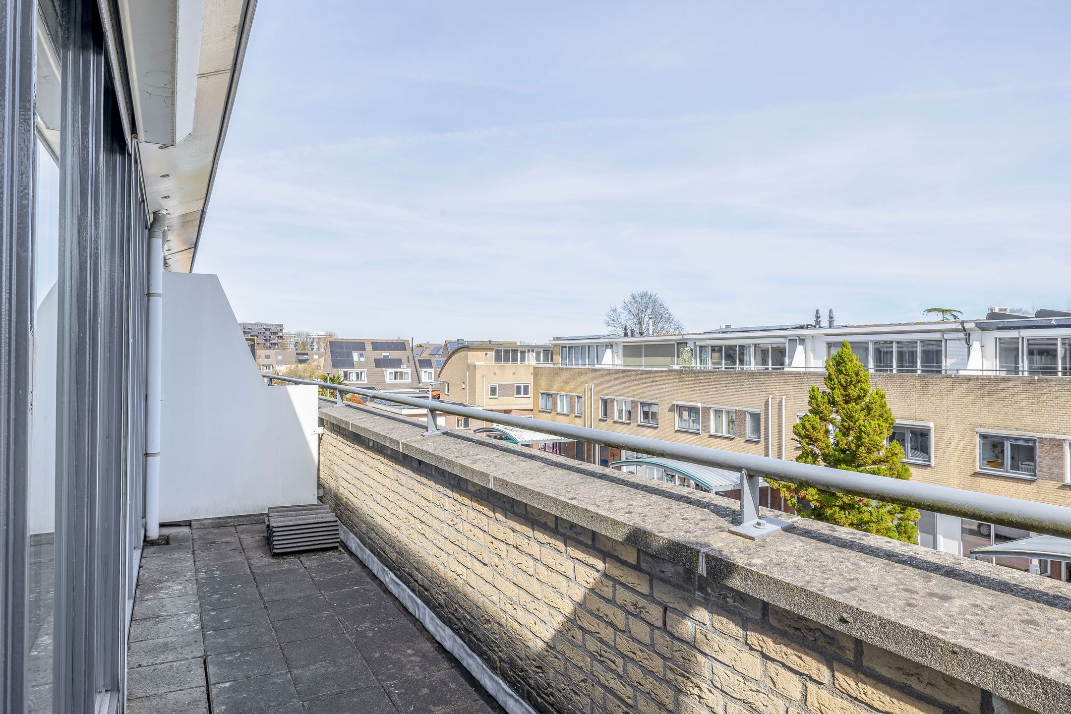 Energy-efficient family home with 5 bedrooms, solar panels and private parking — 26