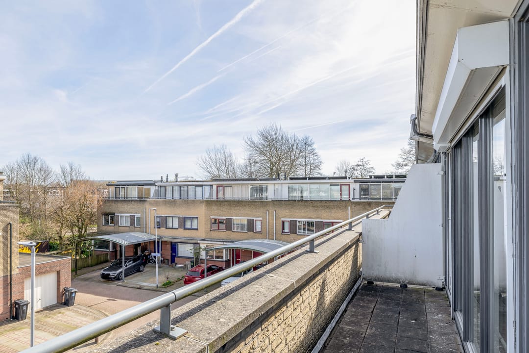 Energy-efficient family home with 5 bedrooms, solar panels and private parking — 27
