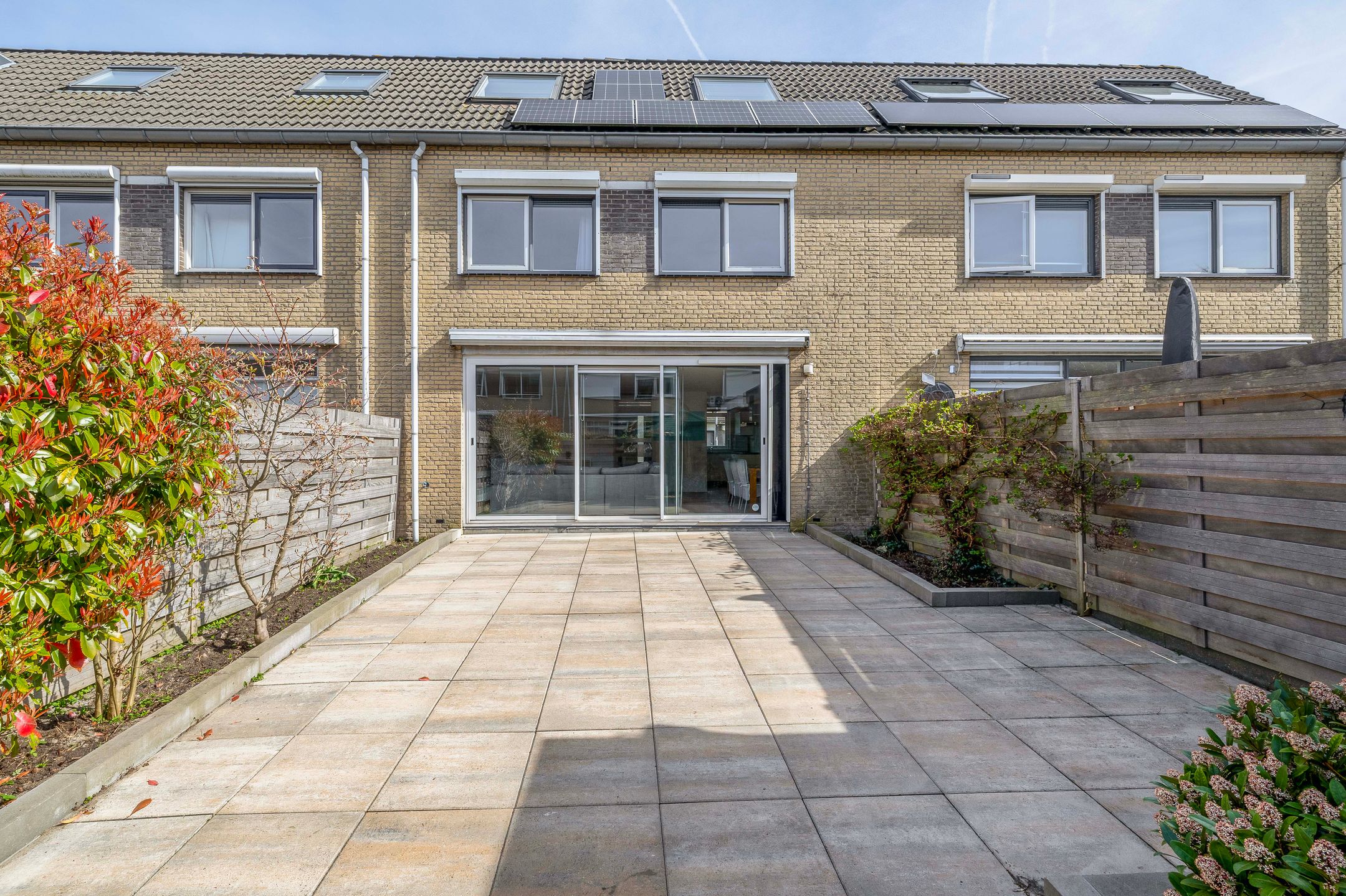 Energy-efficient family home with 5 bedrooms, solar panels and private parking — 37