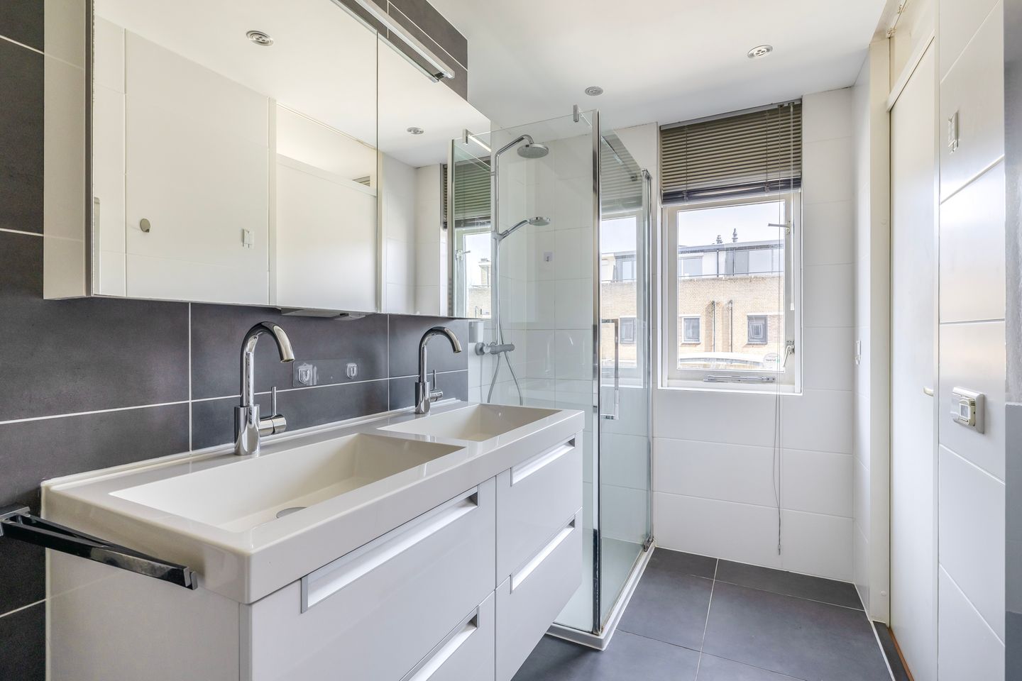 Energy-efficient family home with 5 bedrooms, solar panels and private parking — 19