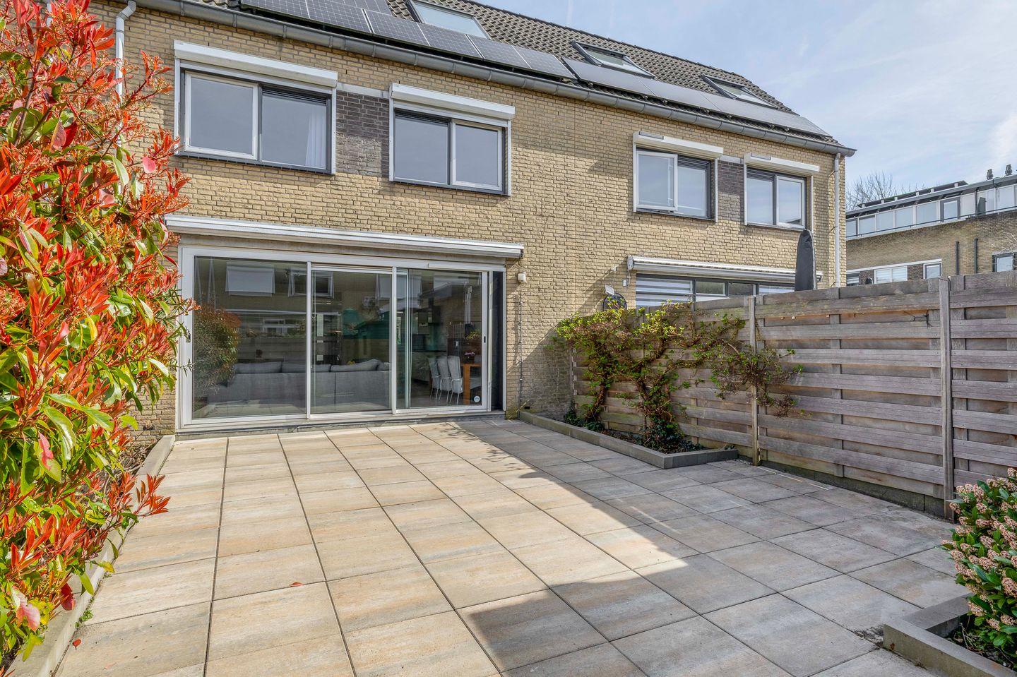 Energy-efficient family home with 5 bedrooms, solar panels and private parking — 38