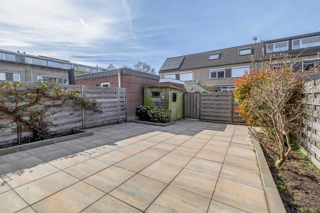 Energy-efficient family home with 5 bedrooms, solar panels and private parking — 36