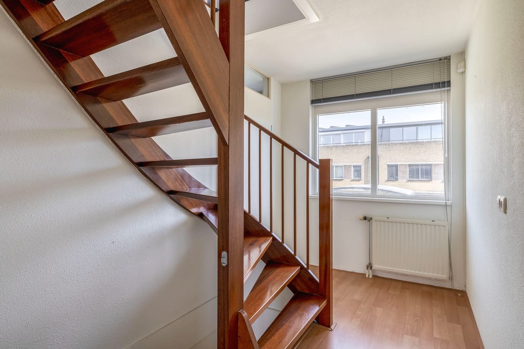 Energy-efficient family home with 5 bedrooms, solar panels and private parking — 31