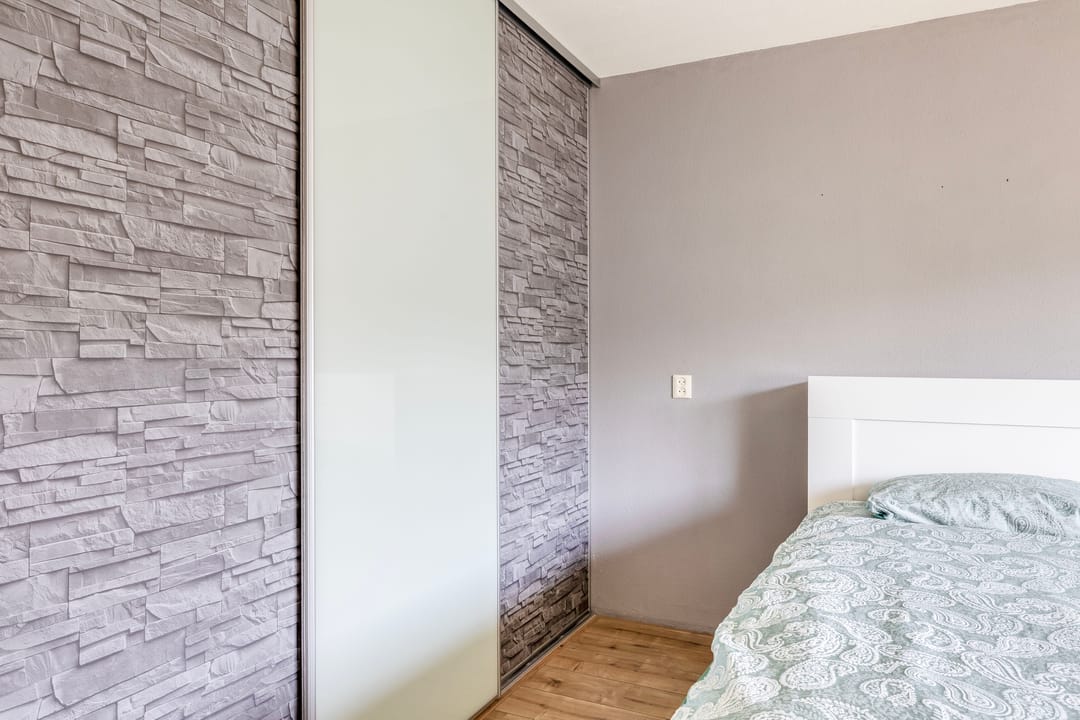 Energy-efficient family home with 5 bedrooms, solar panels and private parking — 16