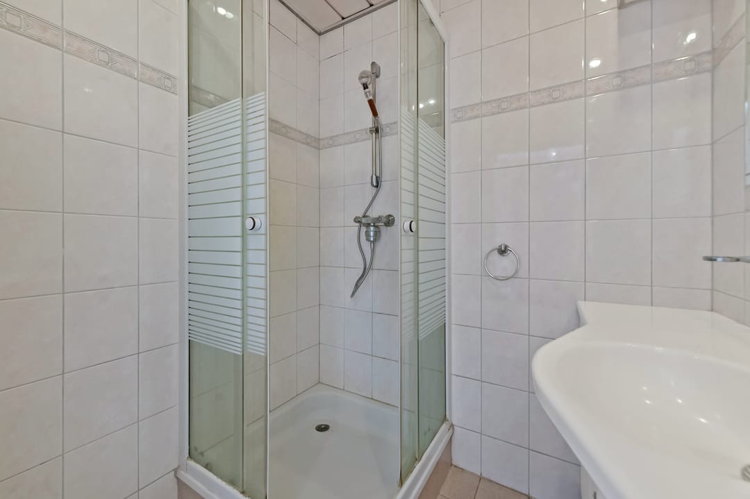 Spacious double upper apartment with multiple bedrooms near Oud-Rijswijk centre — 23