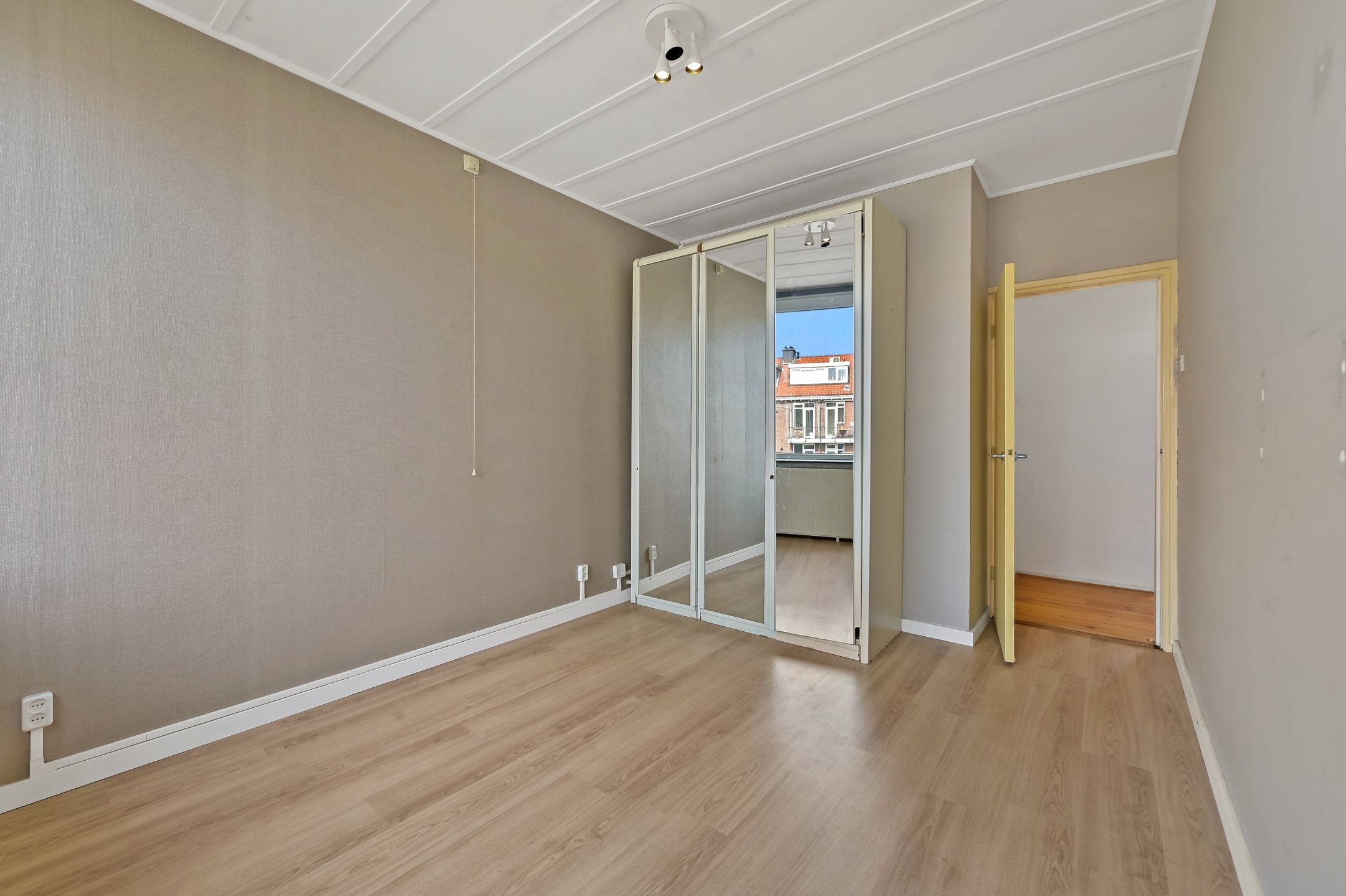Spacious double upper apartment with multiple bedrooms near Oud-Rijswijk centre — 27