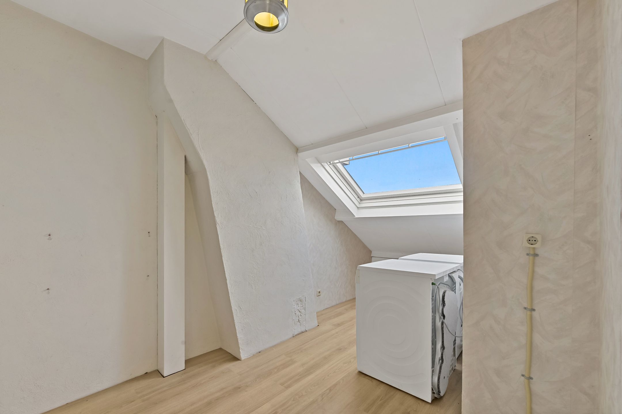 Spacious double upper apartment with multiple bedrooms near Oud-Rijswijk centre — 30