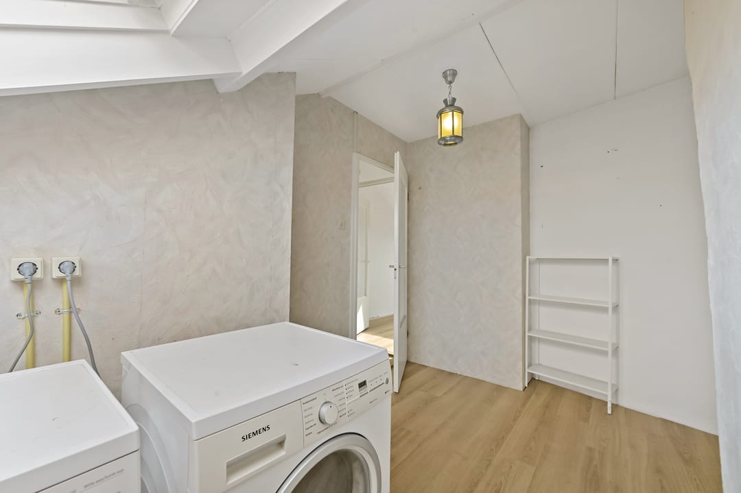 Spacious double upper apartment with multiple bedrooms near Oud-Rijswijk centre — 31