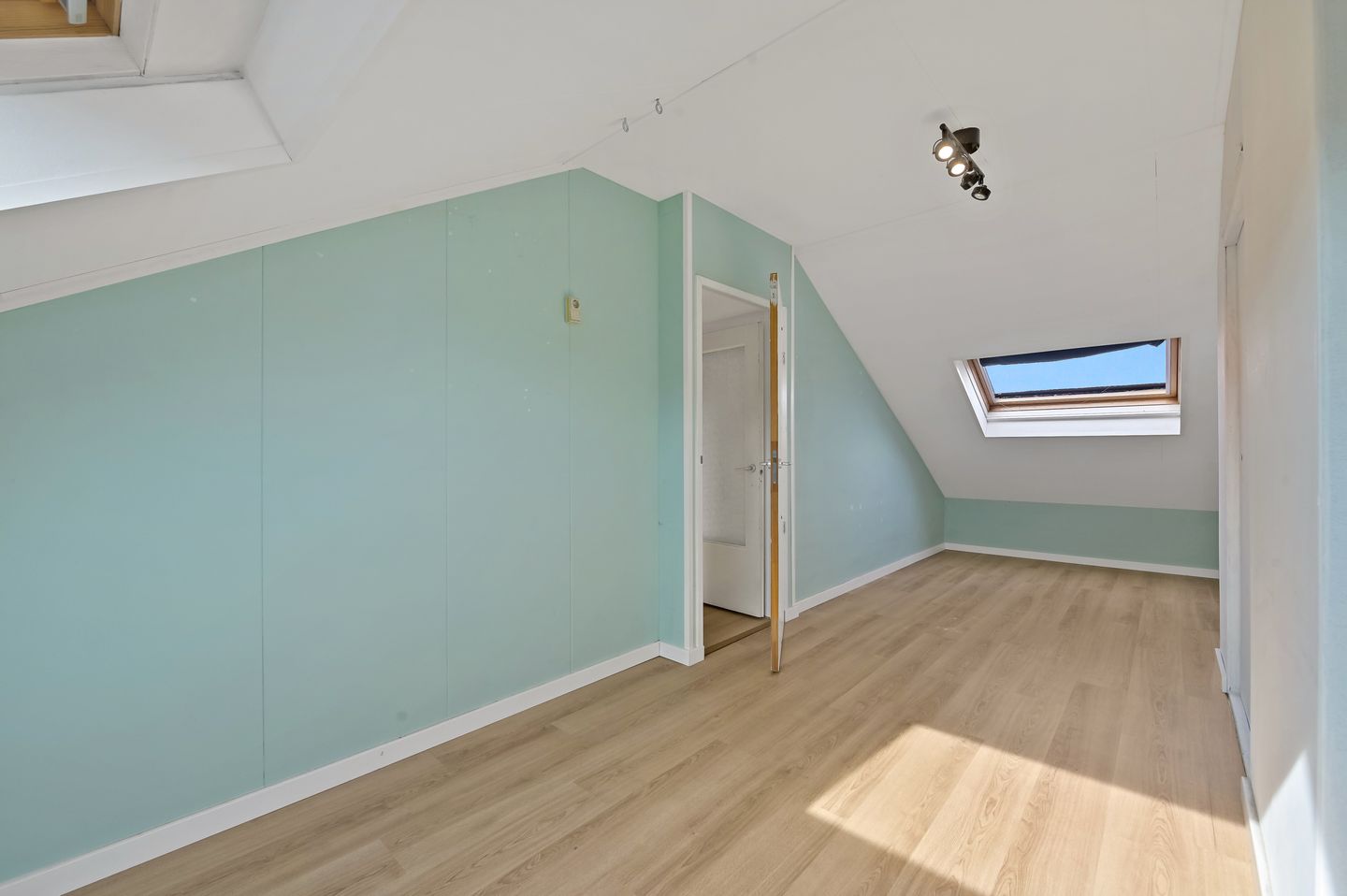 Spacious double upper apartment with multiple bedrooms near Oud-Rijswijk centre — 34