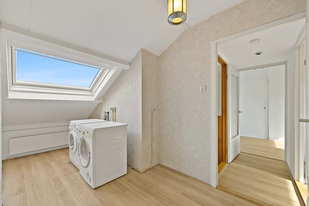 Spacious double upper apartment with multiple bedrooms near Oud-Rijswijk centre — 32