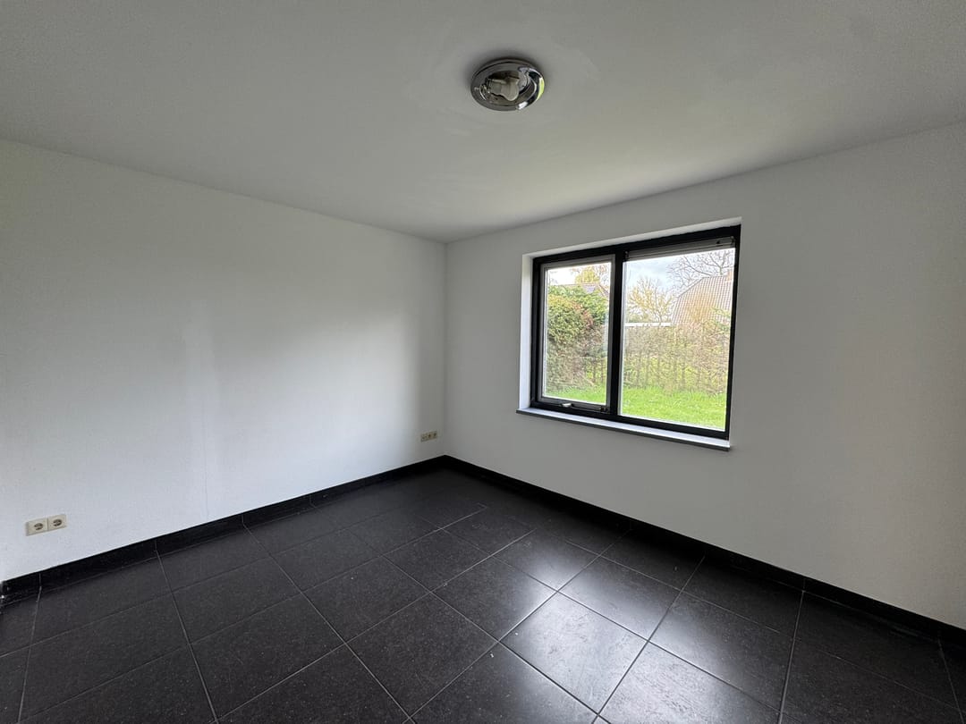 Detached Home with Four Bedrooms in Green Park Setting — 17