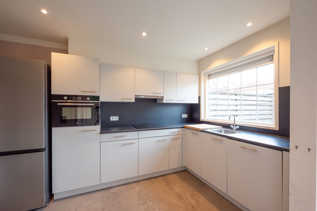 Spacious Characteristic Corner House with Private Parking in Central Nieuw-Vennep — 16