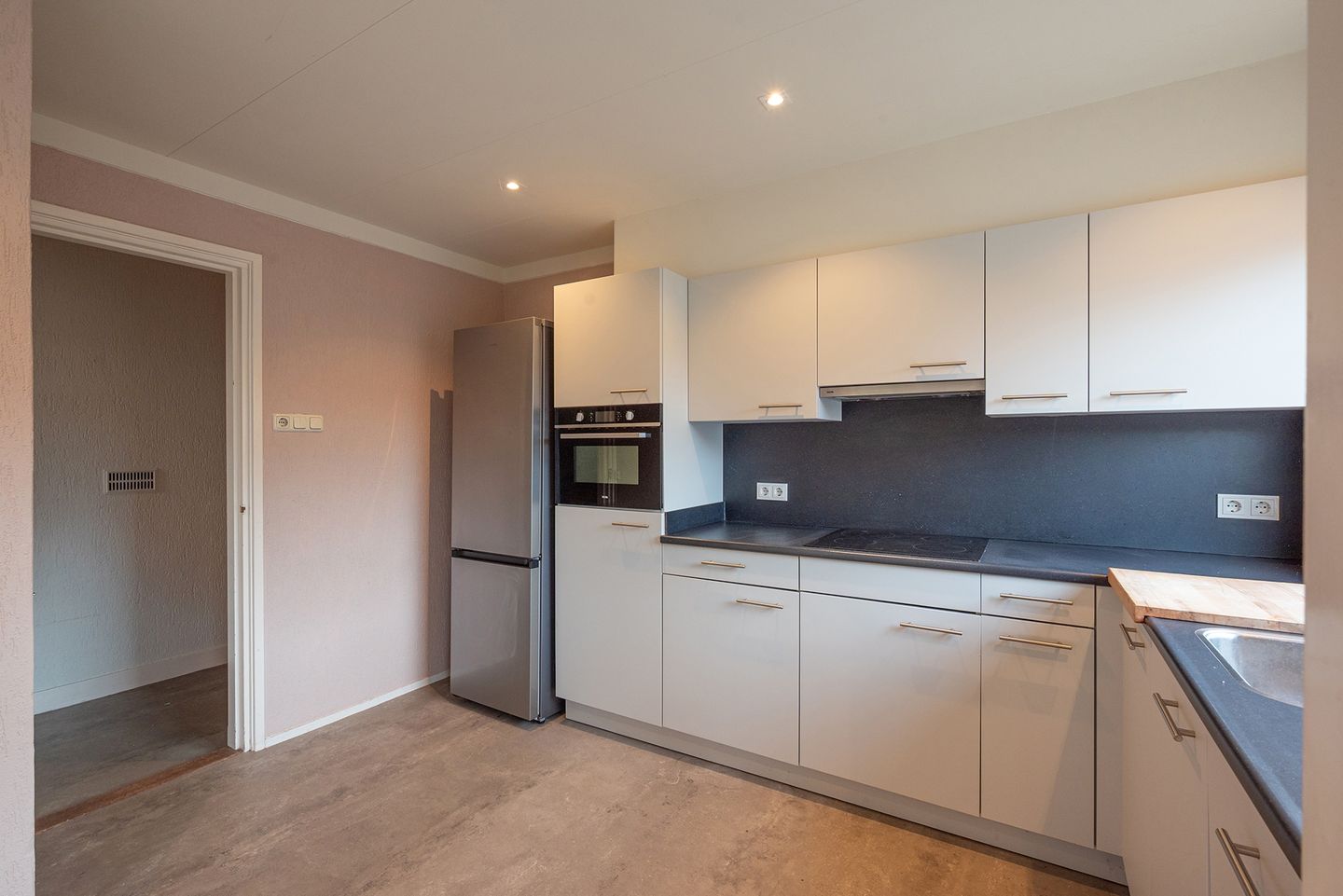 Spacious Characteristic Corner House with Private Parking in Central Nieuw-Vennep — 20