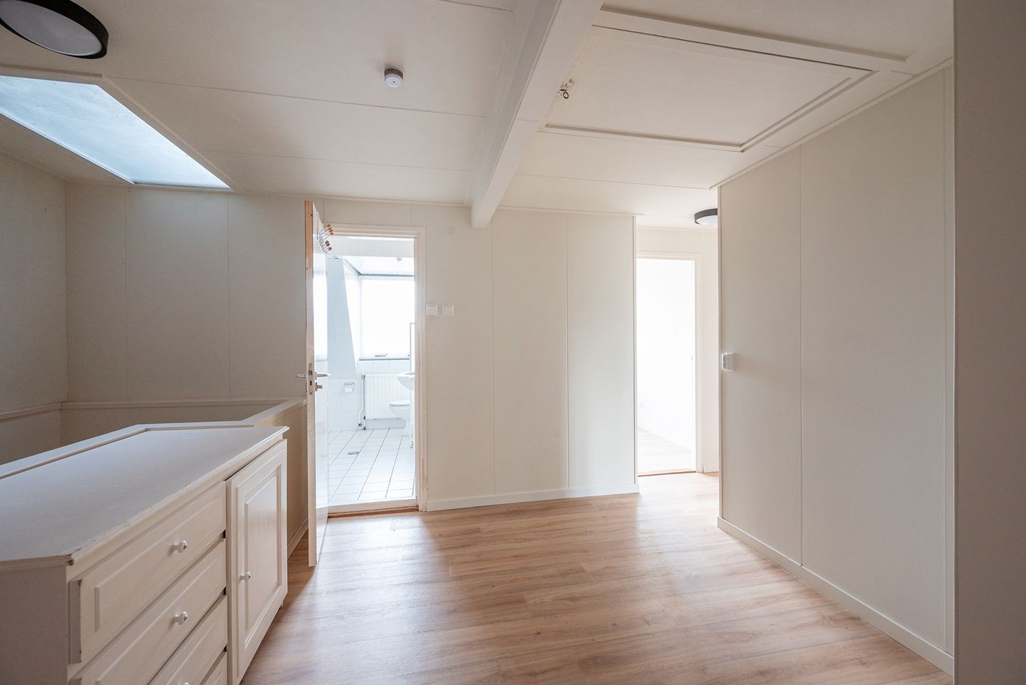 Spacious Characteristic Corner House with Private Parking in Central Nieuw-Vennep — 25