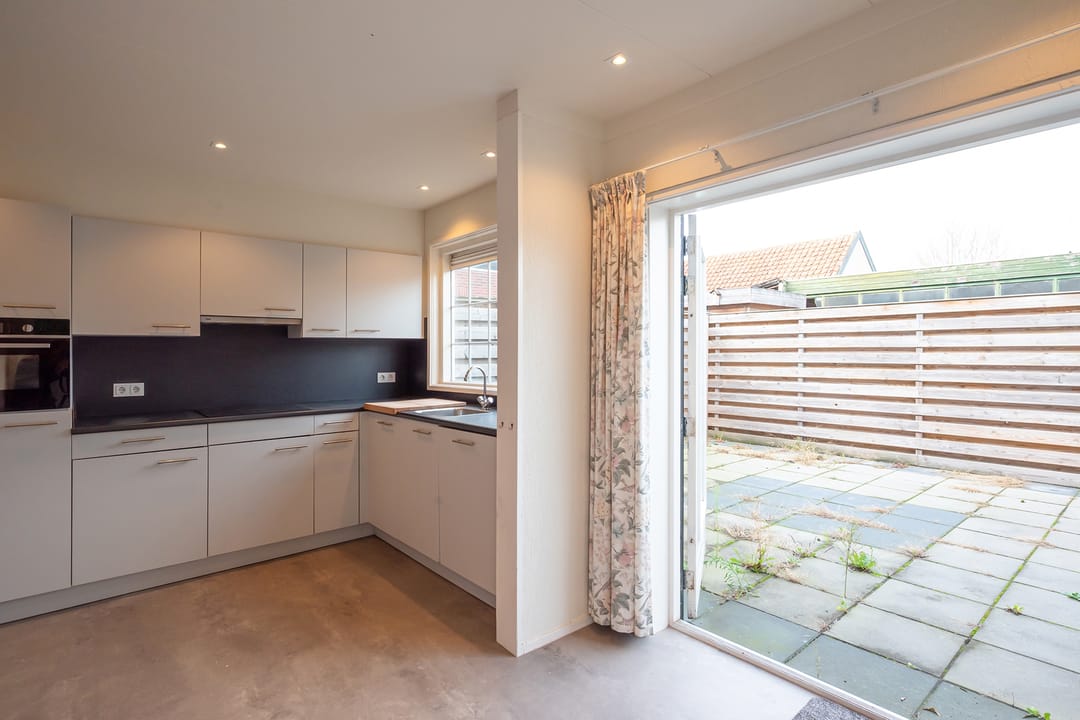 Spacious Characteristic Corner House with Private Parking in Central Nieuw-Vennep — 17