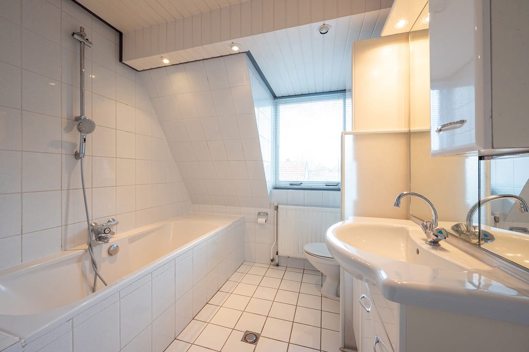 Spacious Characteristic Corner House with Private Parking in Central Nieuw-Vennep — 26