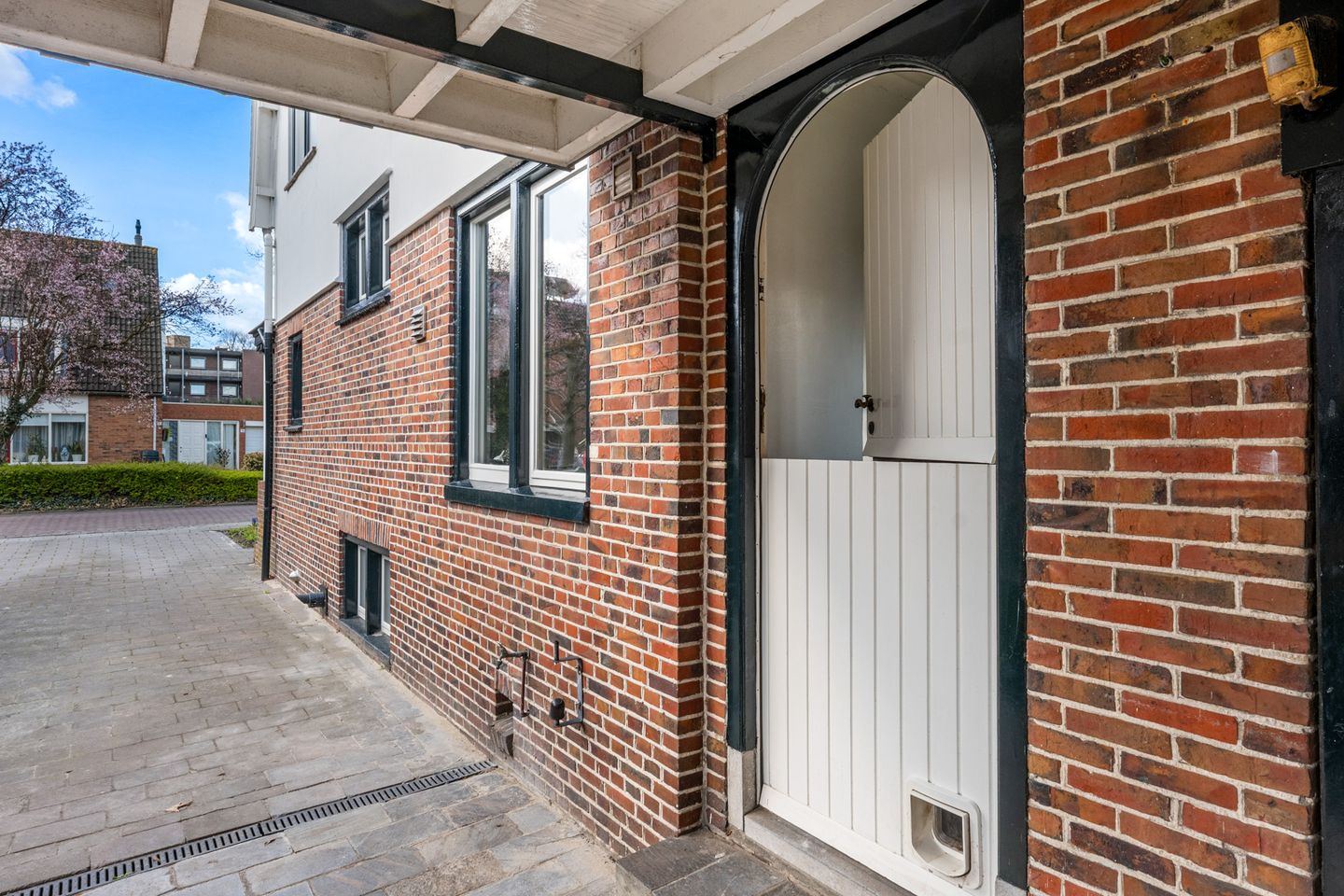 Characteristic and Spacious Semi-Detached Townhouse with Comfort and Charm — 48