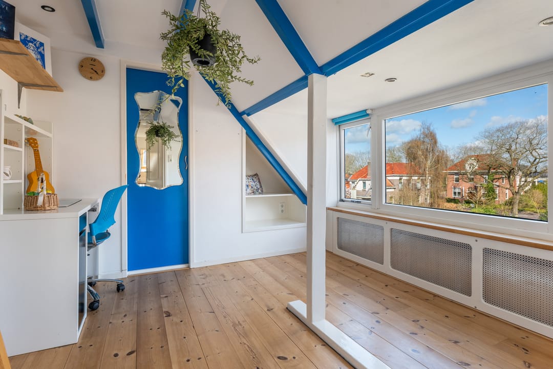 Characteristic and Spacious Semi-Detached Townhouse with Comfort and Charm — 37