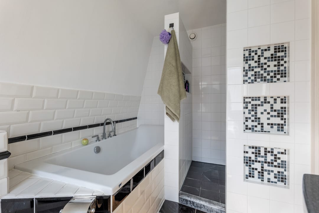 Characteristic and Spacious Semi-Detached Townhouse with Comfort and Charm — 25