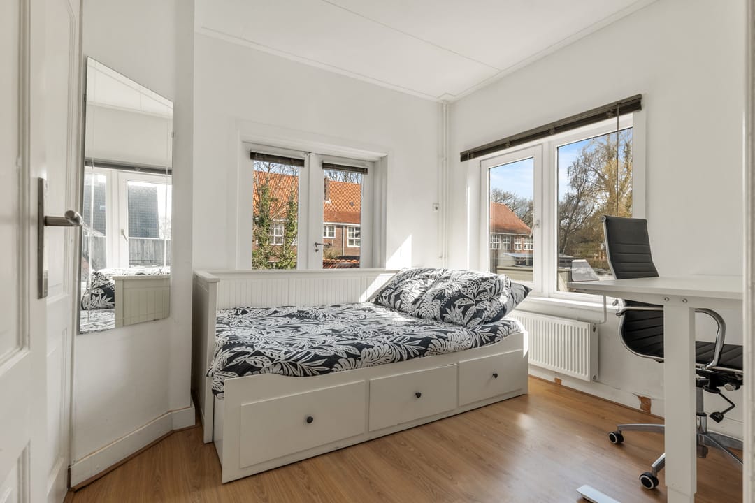 Characteristic and Spacious Semi-Detached Townhouse with Comfort and Charm — 22