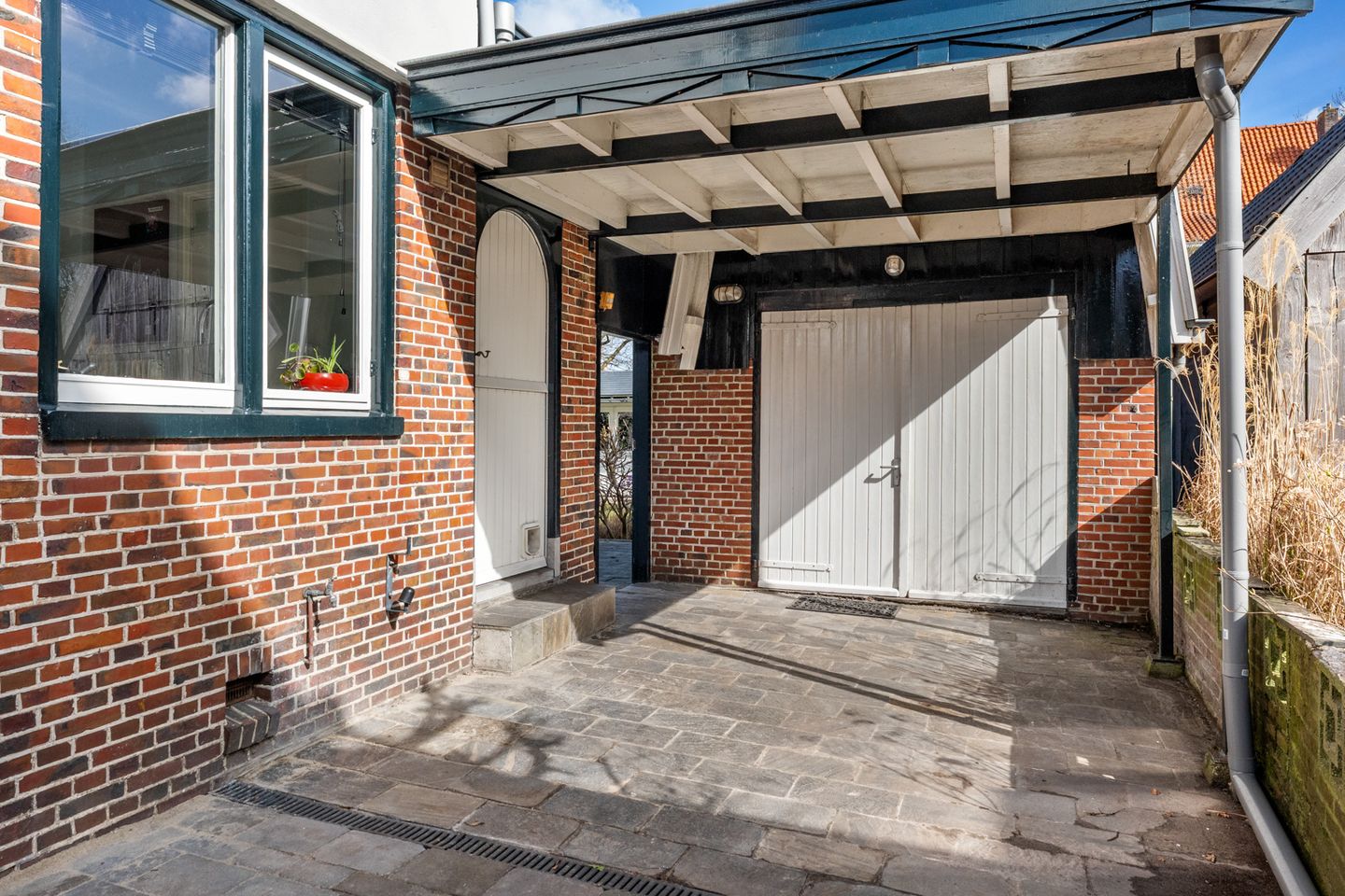 Characteristic and Spacious Semi-Detached Townhouse with Comfort and Charm — 49