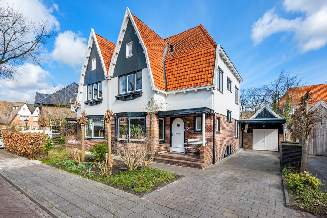 Characteristic and Spacious Semi-Detached Townhouse with Comfort and Charm — 51
