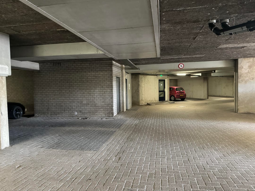 Foto 2 van Henry Moorepassage Parkeerplaats 2