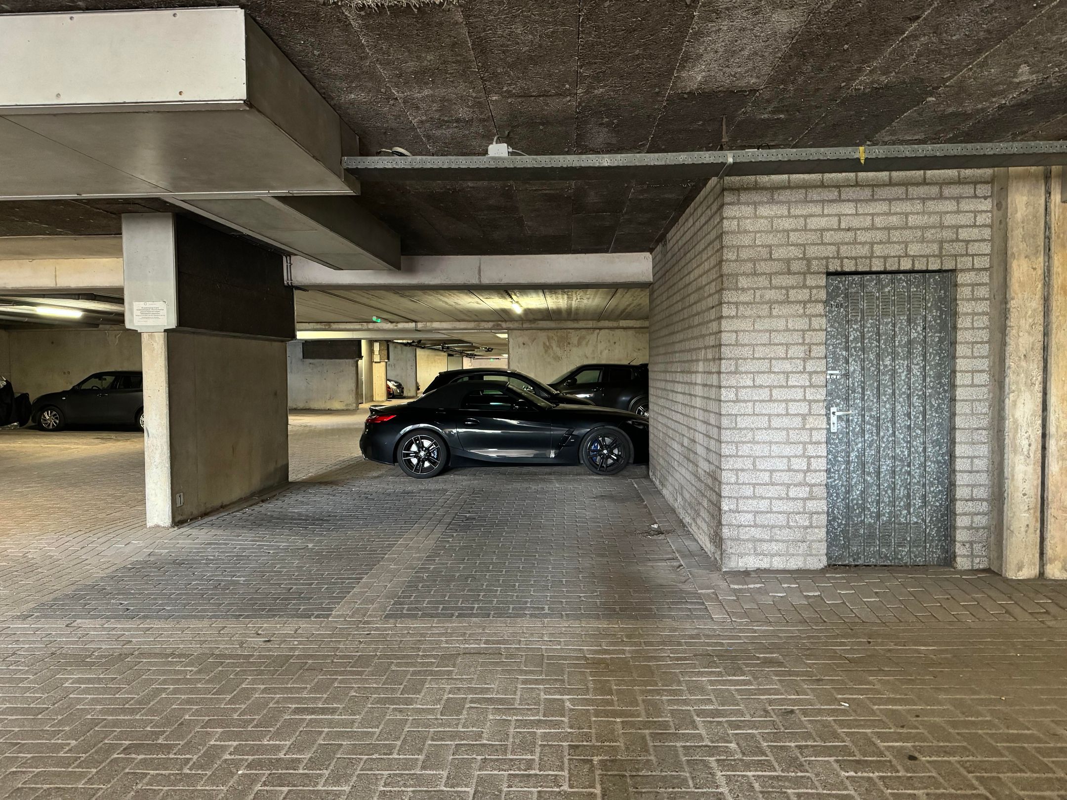 Henry Moorepassage Parkeerplaats false