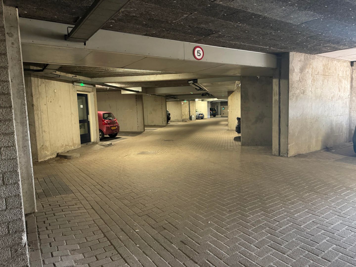 Foto 5 van Henry Moorepassage Parkeerplaats 2