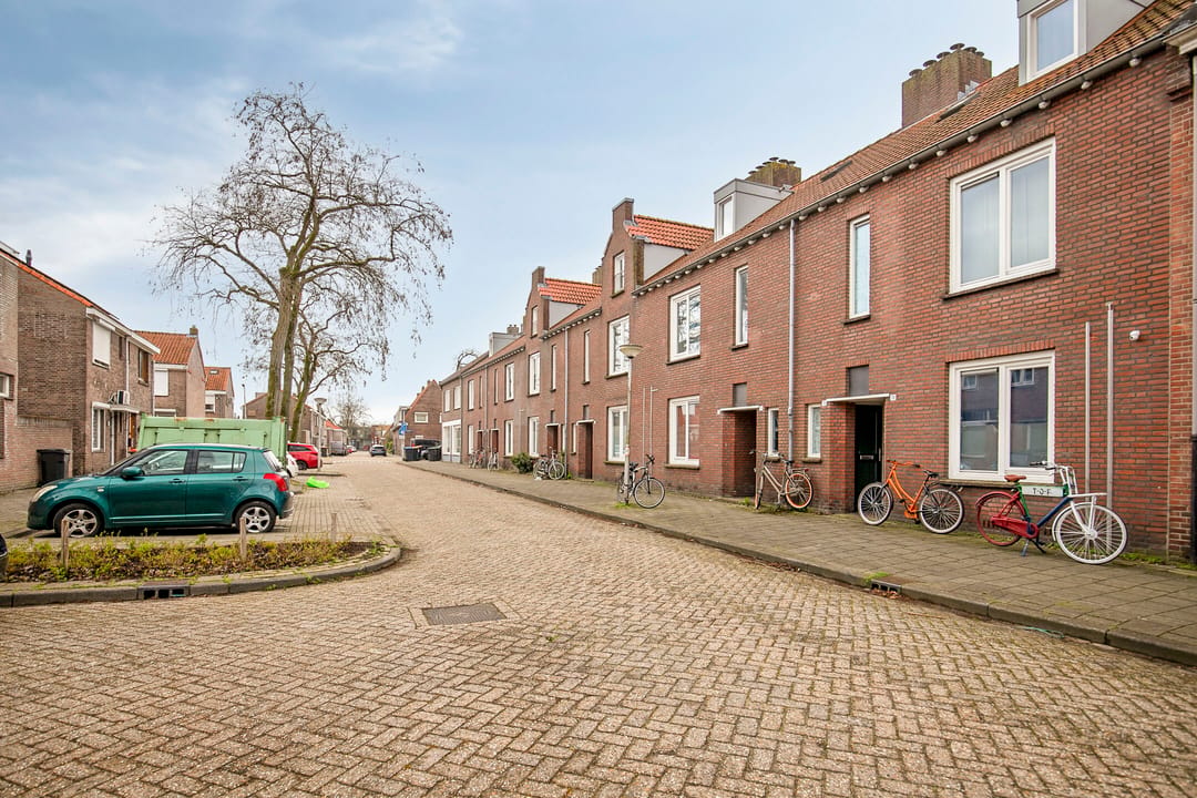 Spacious upper floor apartment with private entrance and deep backyard in Tilburg — 22