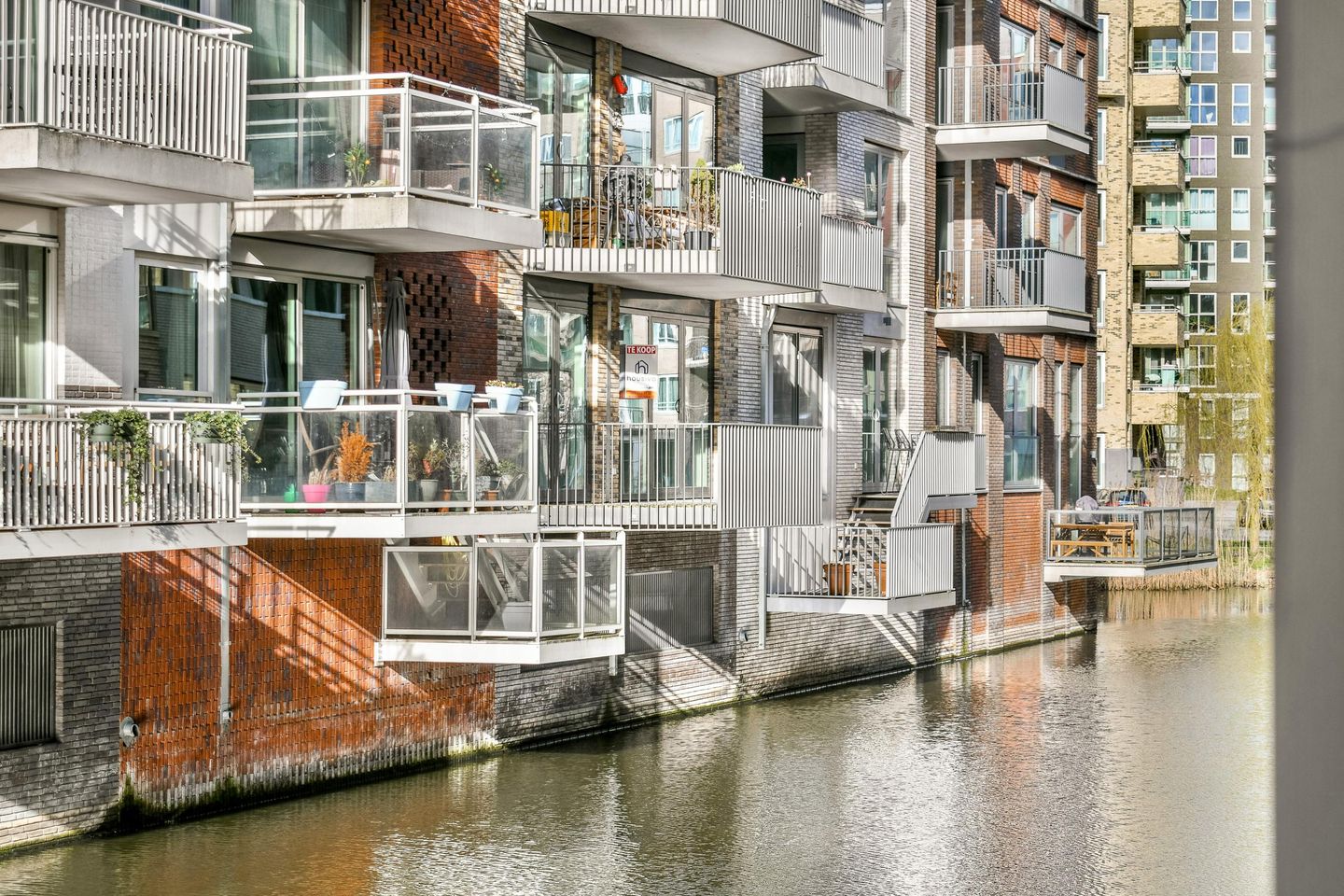 Modern 2-bedroom ground floor apartment in popular Holland Park Diemen — 19