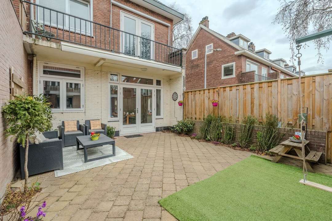 Move-In Ready 1930s Corner House with Garage and Stunning Natural Light — 13