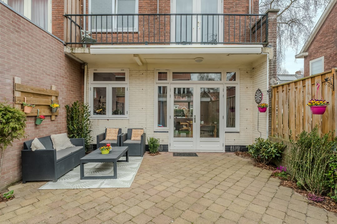 Move-In Ready 1930s Corner House with Garage and Stunning Natural Light — 16