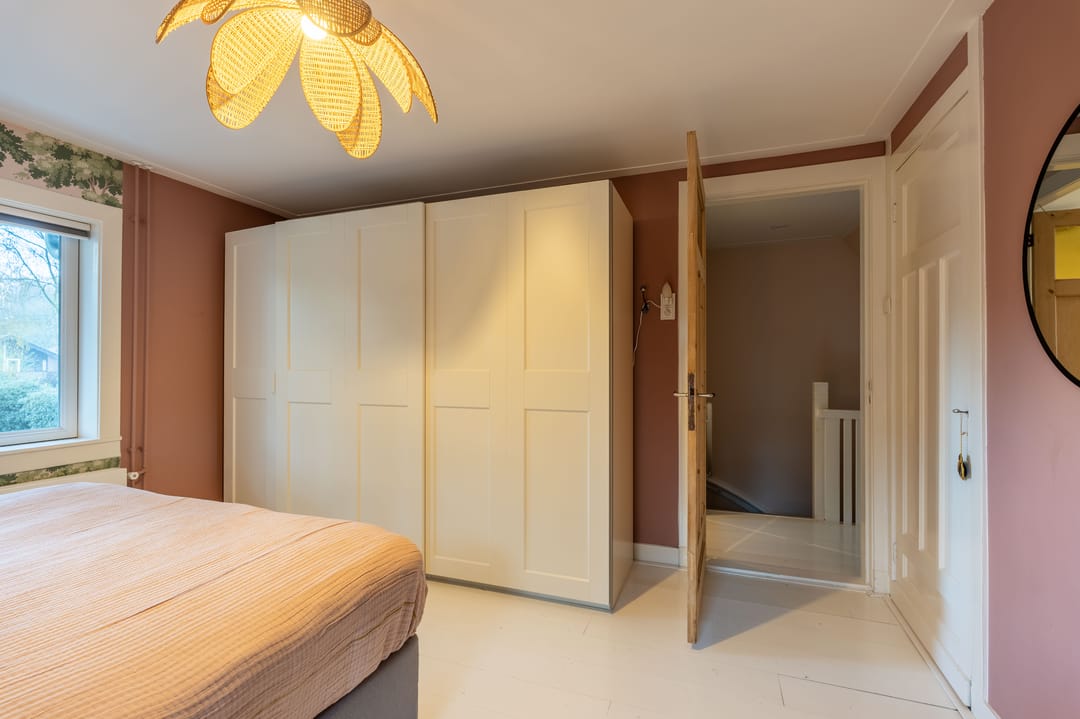 Charming Extended 1930s Semi-Detached Home with Luxury Guest Annex — 25