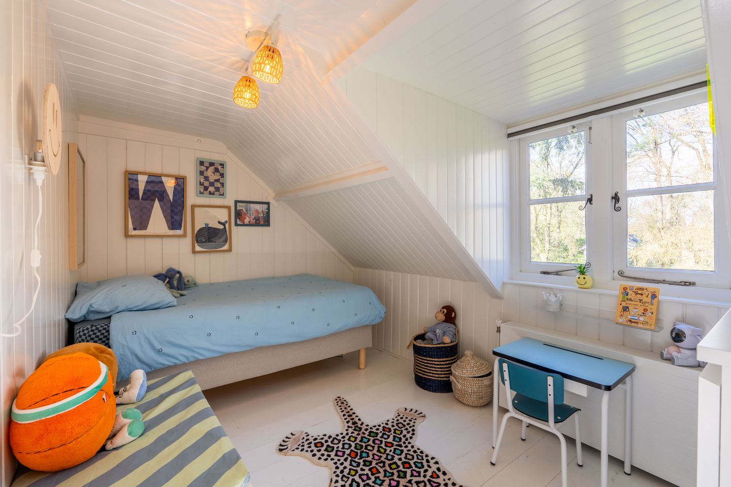 Charming Extended 1930s Semi-Detached Home with Luxury Guest Annex — 32