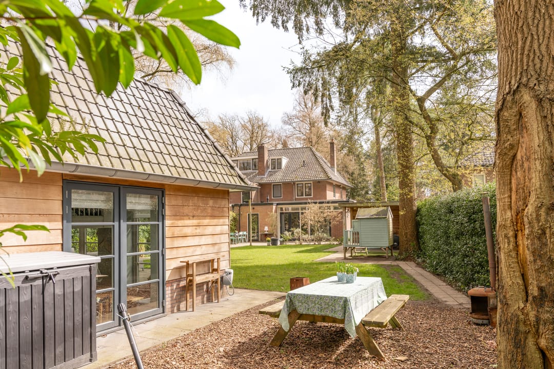 Charming Extended 1930s Semi-Detached Home with Luxury Guest Annex — 40
